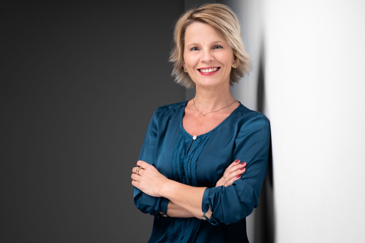 Bewerbungsfoto Frau vor neutralem Hintergrund, Stuttgart