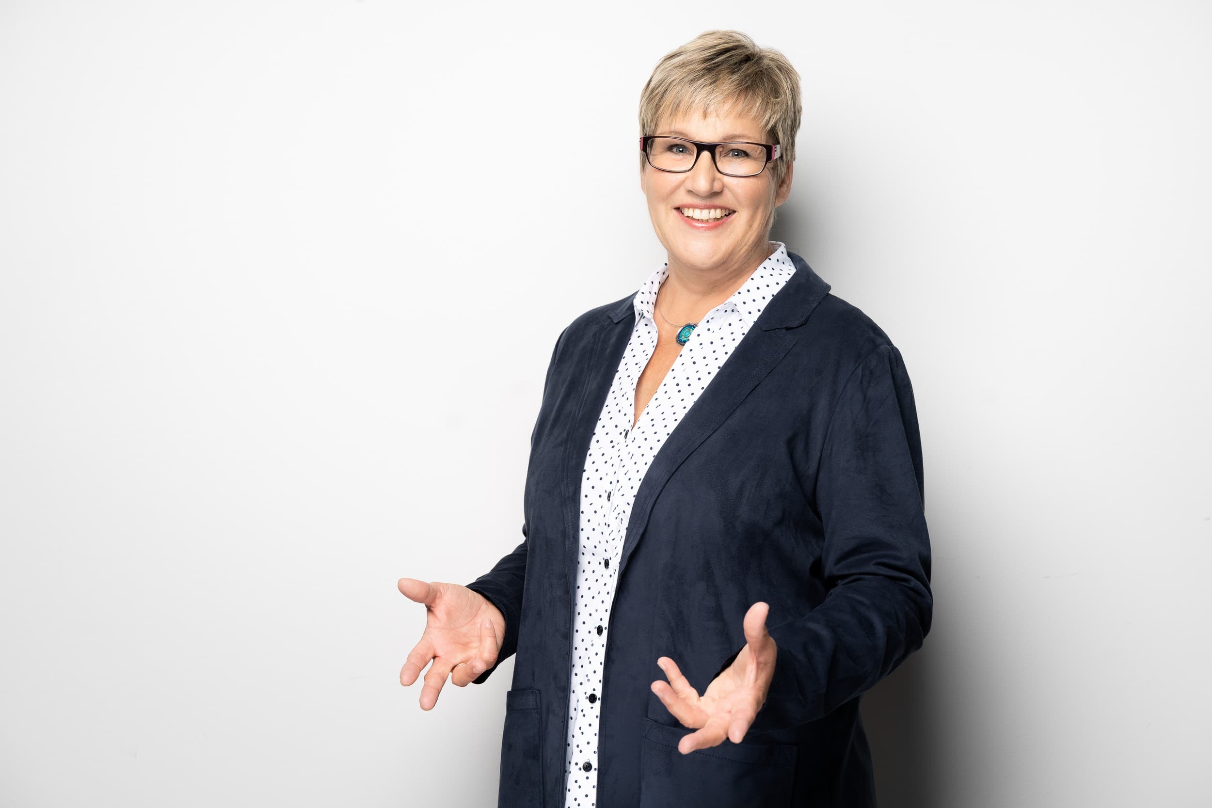 Bewerbungsfoto Portrait dunkler Hintergrund, Kristijan Matic Stuttgart